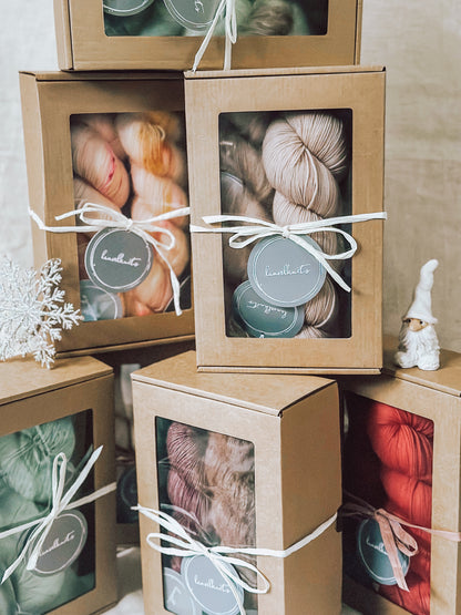 Gift box / Yarn + Flowerknot Mittens Knitting Pattern