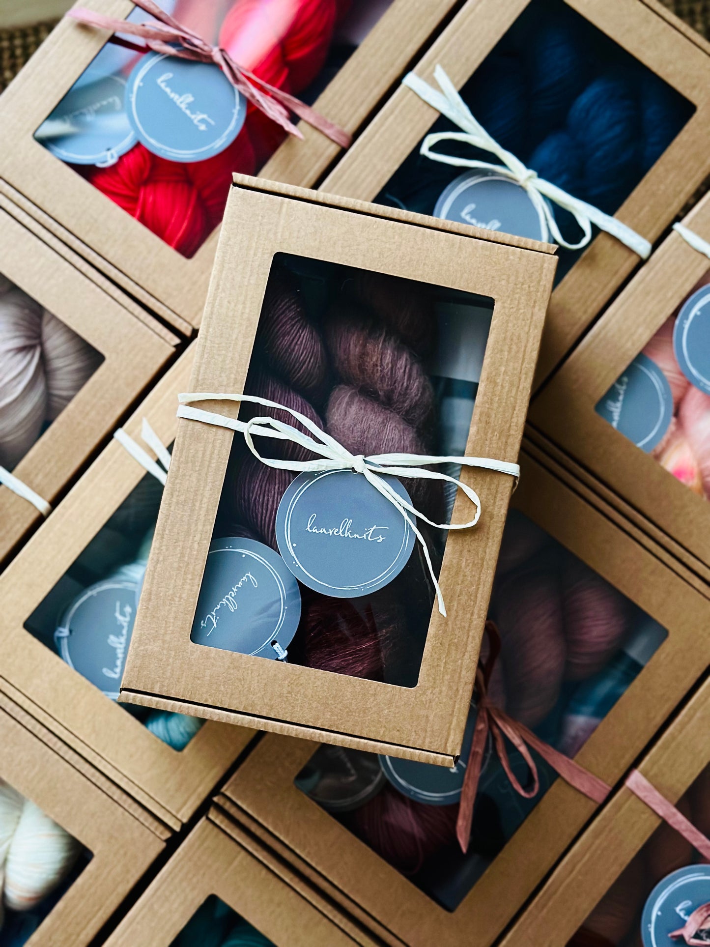 Gift box / Yarn + Flowerknot Mittens Knitting Pattern