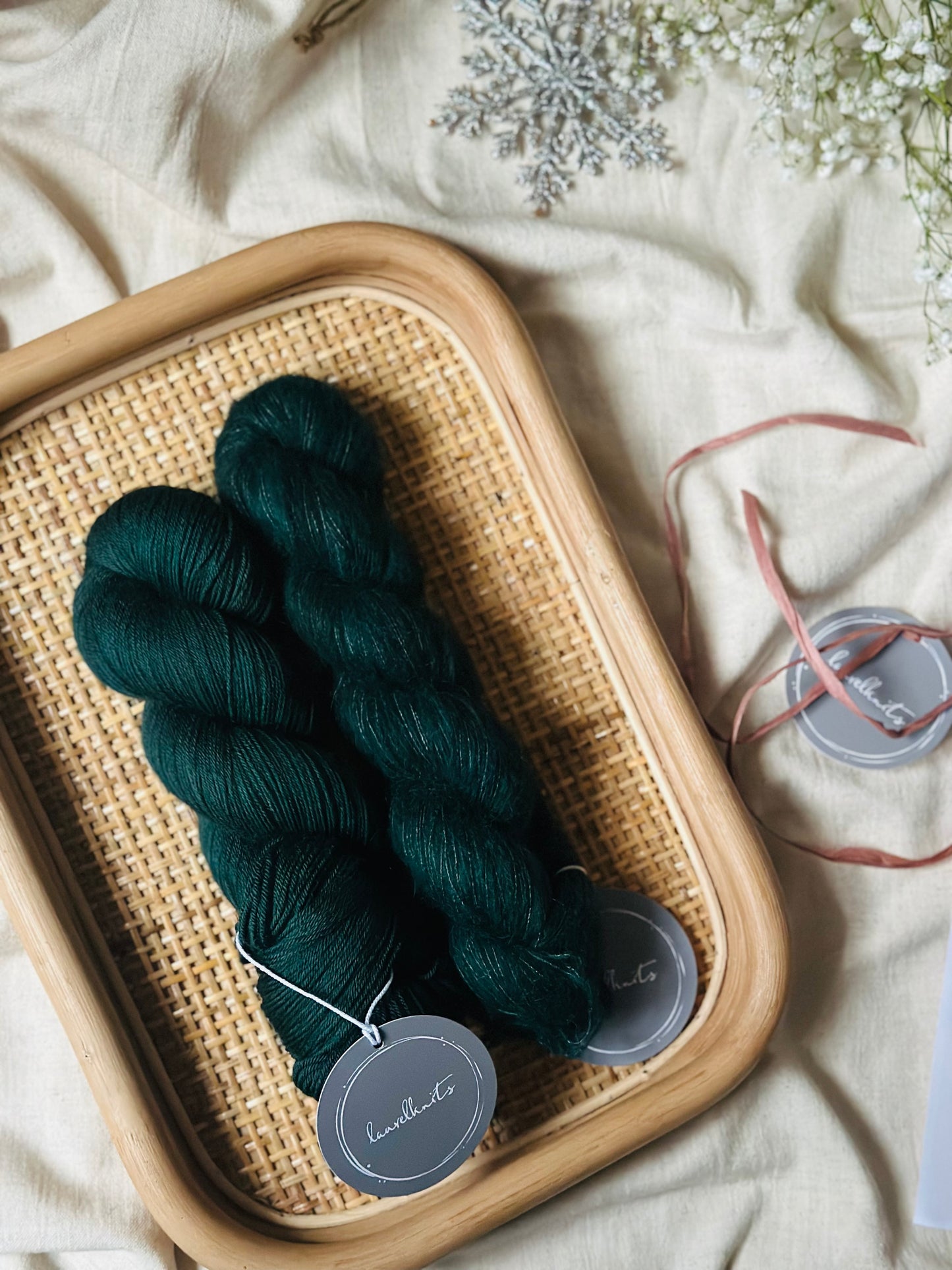 Gift box / Yarn + Flowerknot Mittens Knitting Pattern