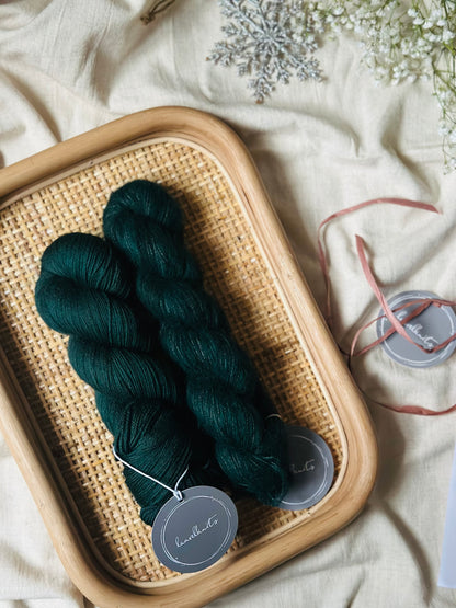 Gift box / Yarn + Flowerknot Mittens Knitting Pattern