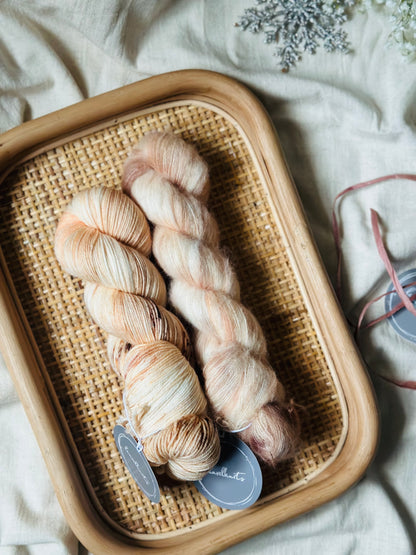 Gift box / Yarn + Flowerknot Mittens Knitting Pattern