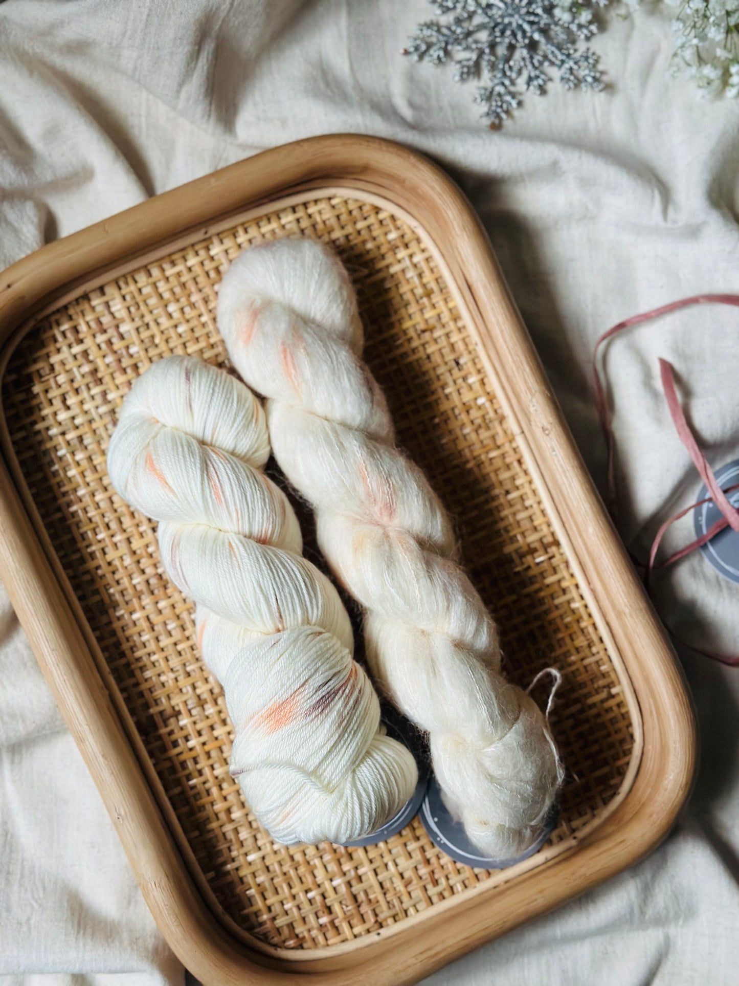 Gift box / Yarn + Flowerknot Mittens Knitting Pattern