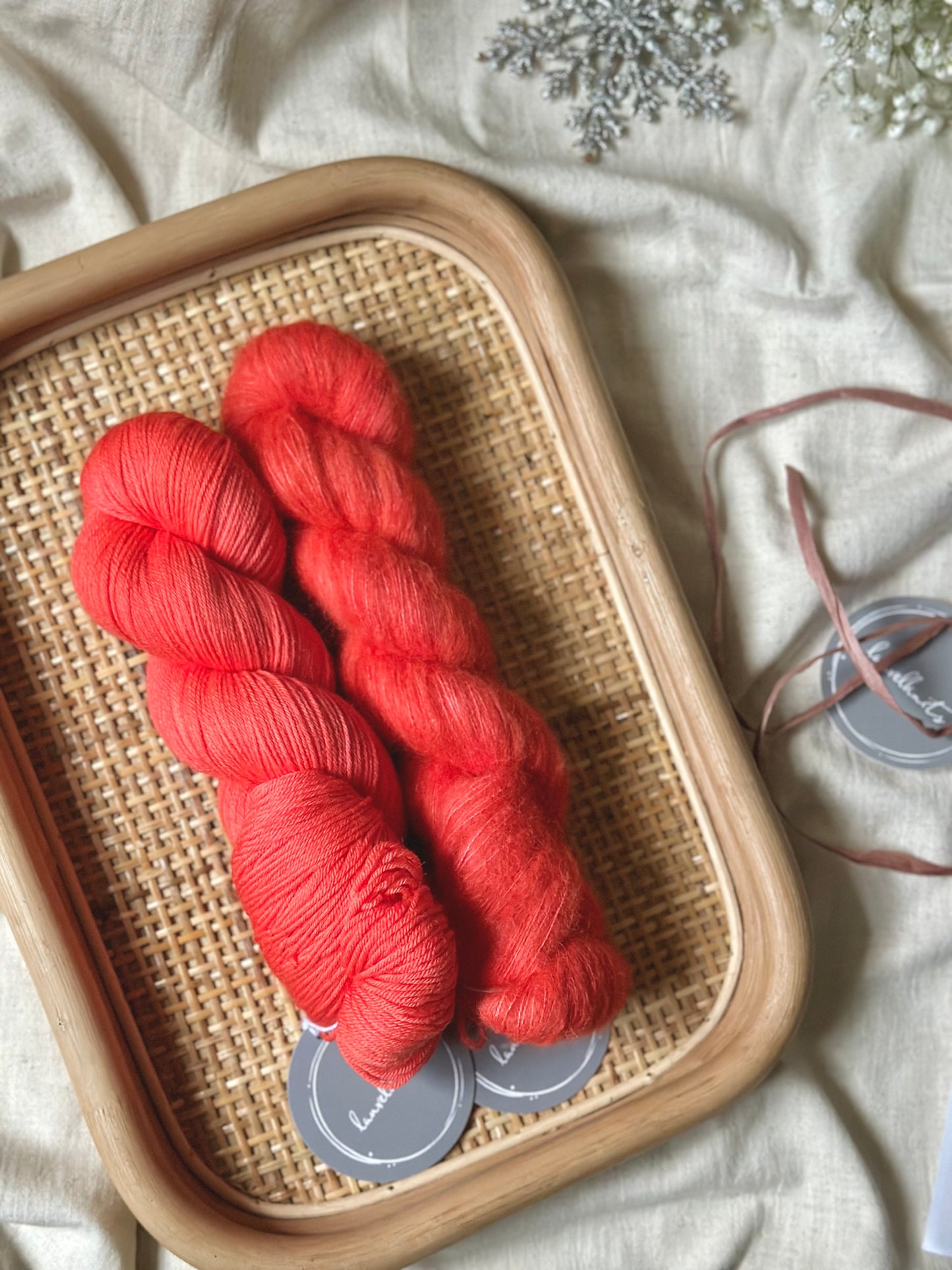 Gift box / Yarn + Flowerknot Mittens Knitting Pattern