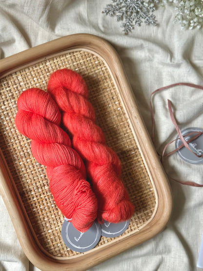 Gift box / Yarn + Flowerknot Mittens Knitting Pattern