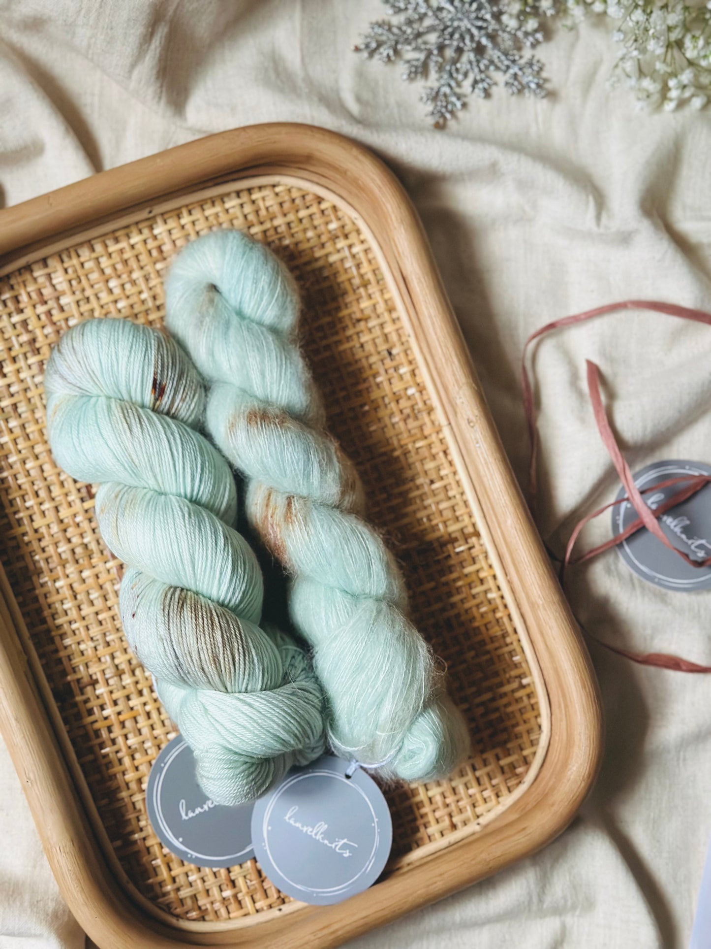 Gift box / Yarn + Flowerknot Mittens Knitting Pattern