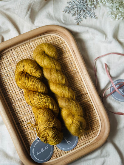 Gift box / Yarn + Flowerknot Mittens Knitting Pattern