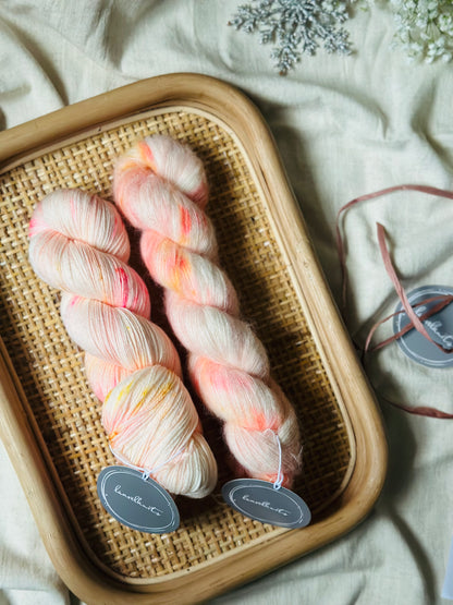 Gift box / Yarn + Flowerknot Mittens Knitting Pattern