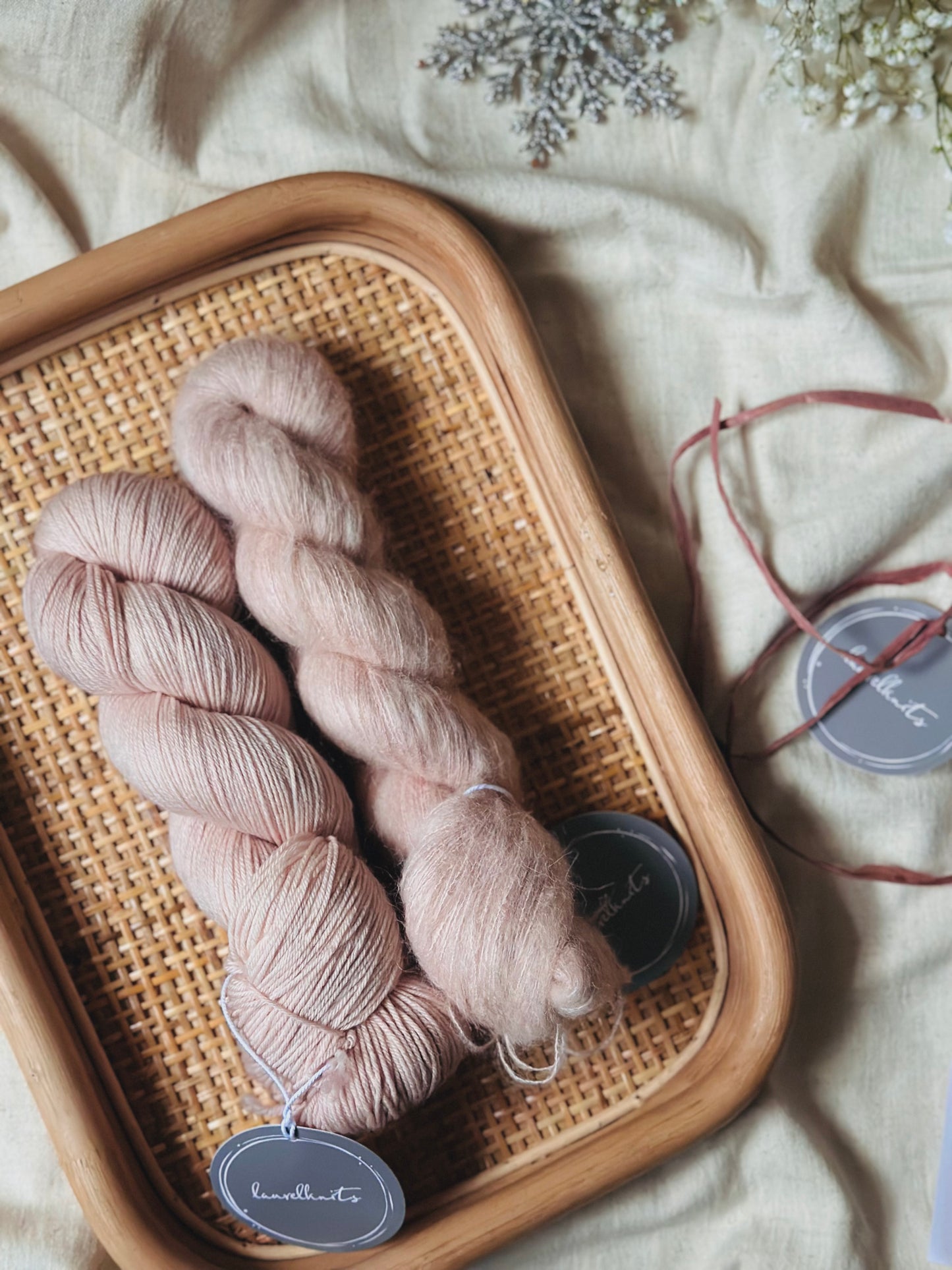 Gift box / Yarn + Flowerknot Mittens Knitting Pattern