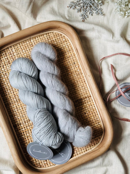 Gift box / Yarn + Flowerknot Mittens Knitting Pattern