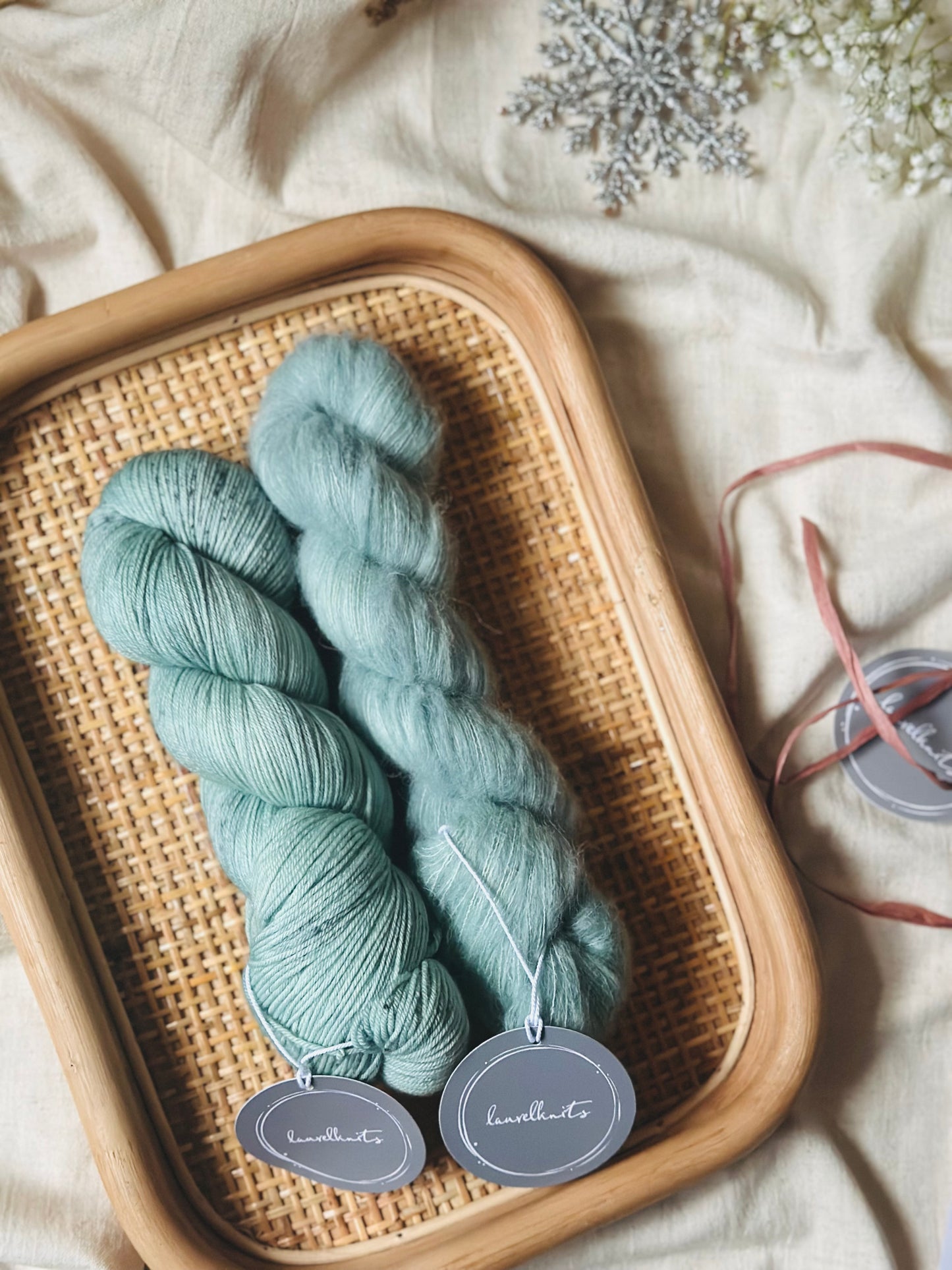 Gift box / Yarn + Flowerknot Mittens Knitting Pattern