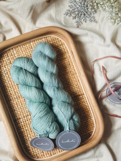 Gift box / Yarn + Flowerknot Mittens Knitting Pattern