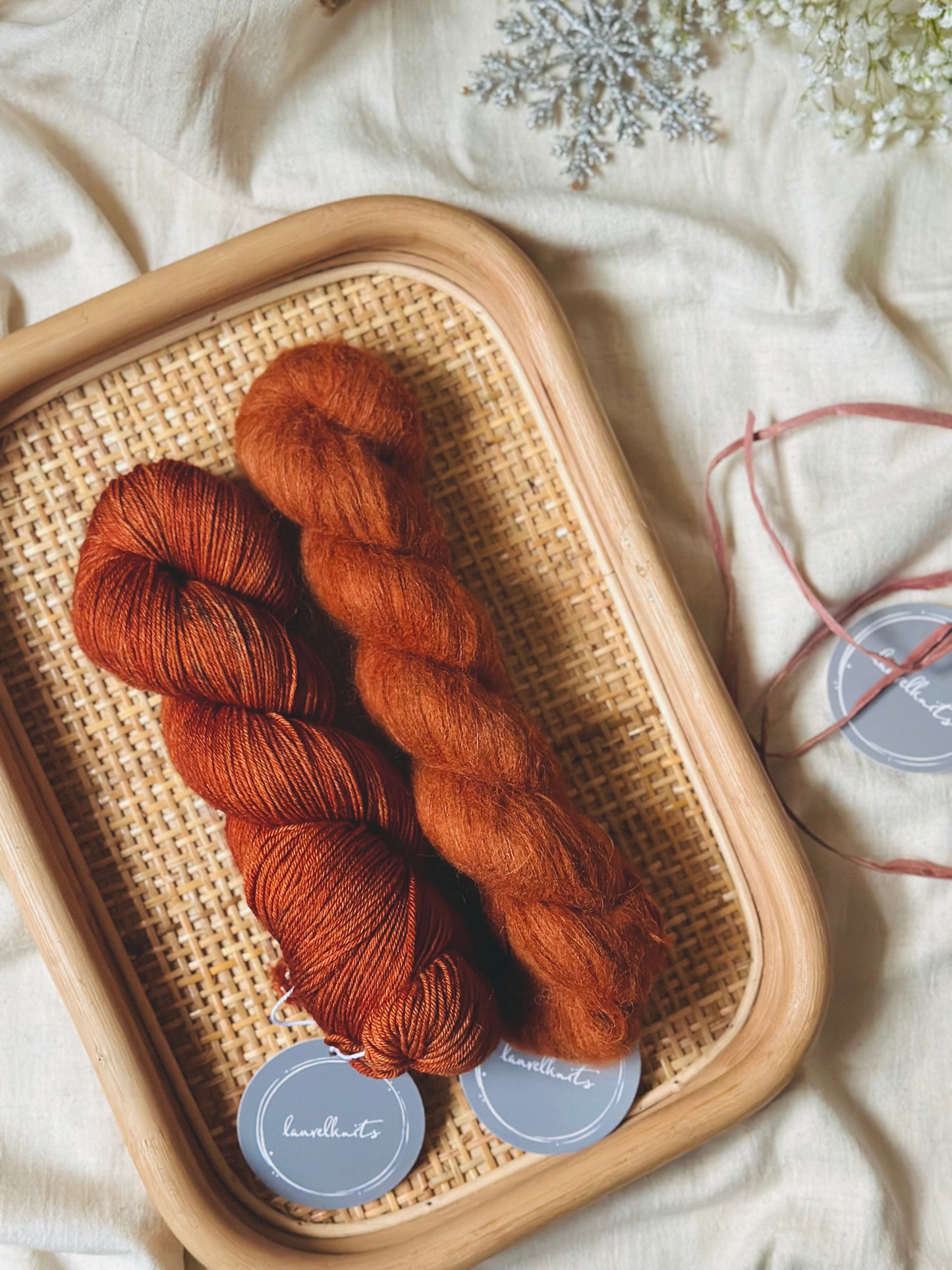 Gift box / Yarn + Flowerknot Mittens Knitting Pattern