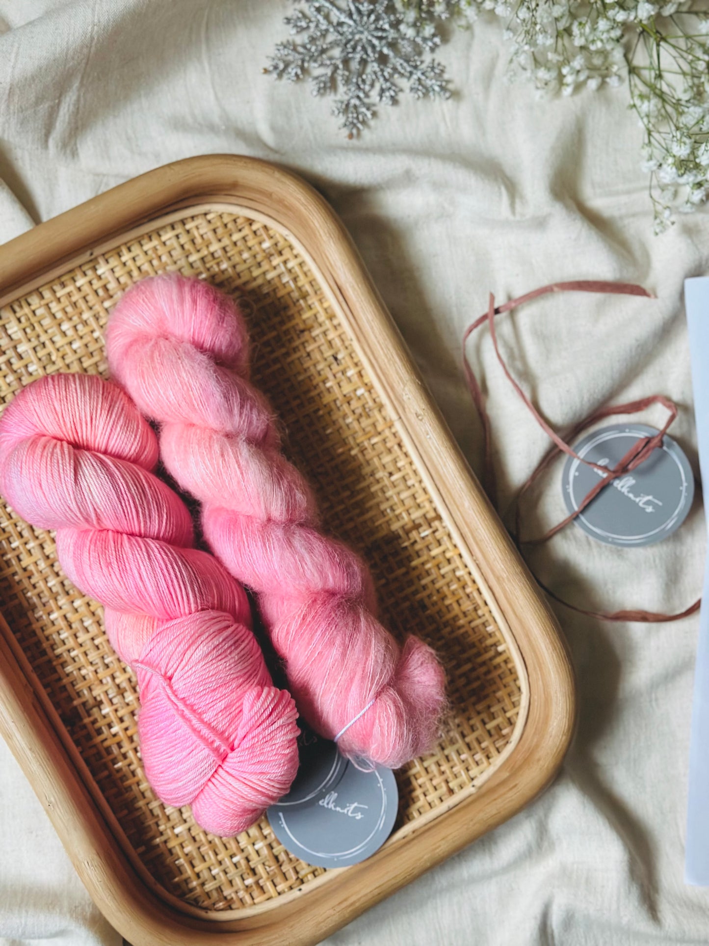 Gift box / Yarn + Flowerknot Mittens Knitting Pattern