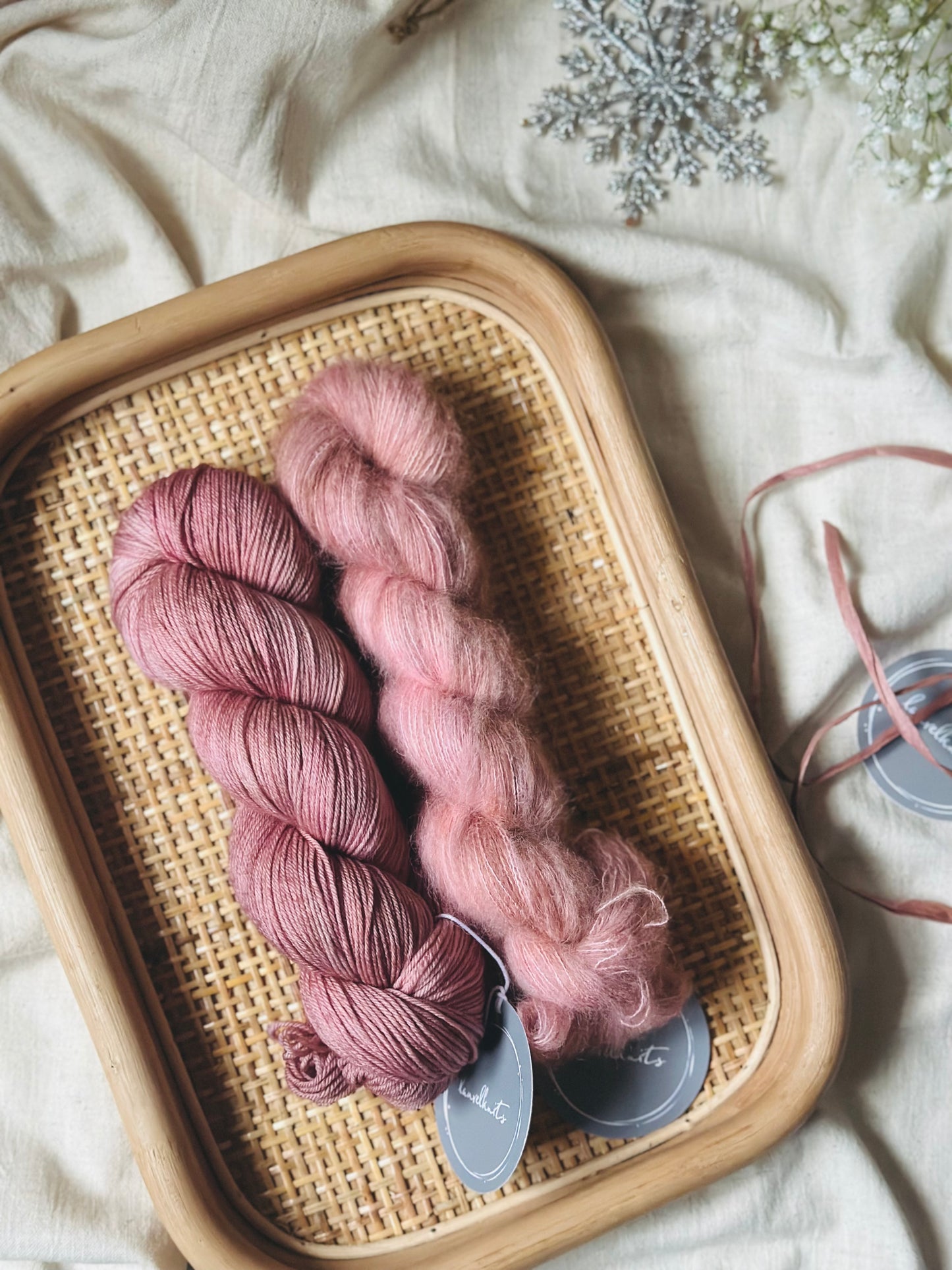 Gift box / Yarn + Flowerknot Mittens Knitting Pattern